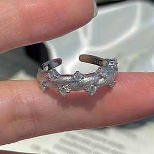 แหวนเงินแท้ S925 ประดับเพชรซิคอน ดีไซน์วินเทจ ลายบิดเกลียวแบบเรียบง่าย ทันสมัย ดีไซน์เฉพาะตัว - Product Image 1