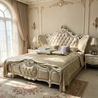 Lit King Size en Bois Massif Sculpté Style Château Royal avec Tête de Lit Rembourrée en Cuir de Vachette Champagne et Boutons – Ensembles de Chambre à Coucher
