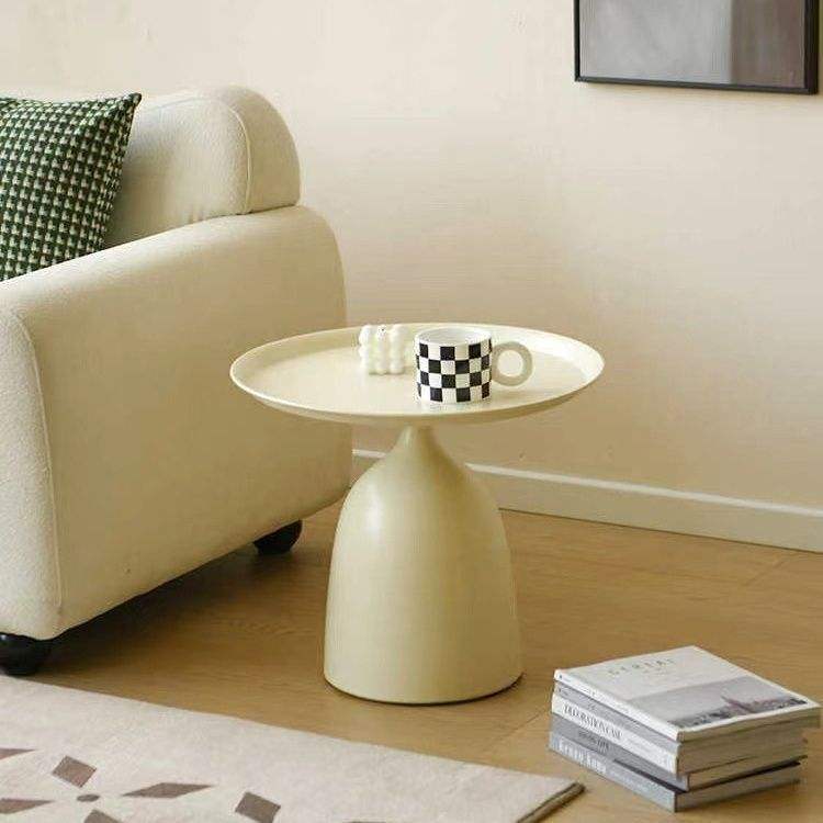 Style court blanc cassé