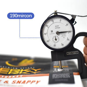 Vente en gros <span class=keywords><strong>de</strong></span> bûches personnalisées <span class=keywords><strong>de</strong></span> qualité alimentaire 2.2 oz 52.4g Sac plat brillant mat métallique avec trou rond - Product Image 5