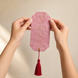 Elegante Tarjeta de Menú de Boda en Terciopelo Rosa con Grabado Dorado y Borla Personalizada para Celebración de Aniversario - Product Image 6