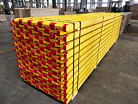 Poutre en bois H20 jaune, peinture imperméable anti-pourriture, avec embouts en plastique rouge pour support de coffrage de construction