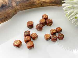 Dés en bois massif faits à la main, soigneusement conçus pour les jeux de société, le divertissement de table, une utilisation décorative et une valeur de collection - Product Image 4