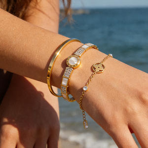 Nouveau design, bracelet fleur en acier inoxydable plaqué or 18 carats poli miroir avec zircone cubique et coquillage pour femmes et jeunes filles - Product Image 1