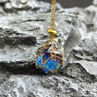 D20 Quicksand Dice avec pendentifs de style cage en acier inoxydable remplaçables, adaptés au port et utilisables à des fins de jeu.