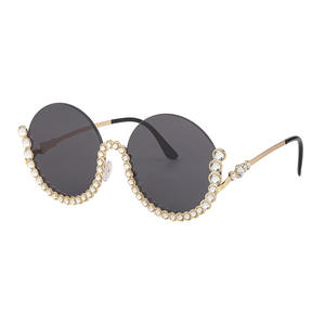 Gafas de Sol Redondas con Pedrería para Mujer, Protección UV400, Marco Negro de Plástico y Metal, Modernas, para Viajes y Actuaciones - Product Image 1