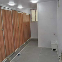 Toilettes portables préfabriquées modulaires à double cabine en panneaux composite imitation bois, sanitaires publiques pour sites touristiques, parcs et camping