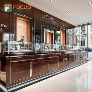 Système de présentoirs modernes pour bijouterie, comptoir de centre commercial avec cadre en bois - Product Image 3