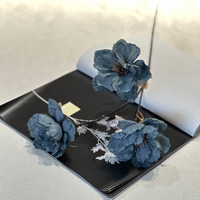 Fleurs artificielles de conception florale bleue senior 55cm de long pour la remise des diplômes de mariage à l'intérieur décorations de fête des mères de Noël de Pâques