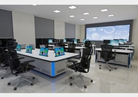 Sala de despacho moderna, escritorios informáticos para agencias gubernamentales, programación de control de tráfico, seguridad pública para centros de datos