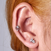 Labret à filetage interne en Titane G23 ASTM F136, motif Fleur-de-lis et croix, avec un seul zircon cubique, plaqué or, qualité implant, pour piercing d'oreille