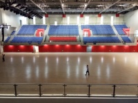 Sièges de stade pliables Matériau PP Meilleures chaises de gradins Siège de stade avec accoudoir et porte-gobelet