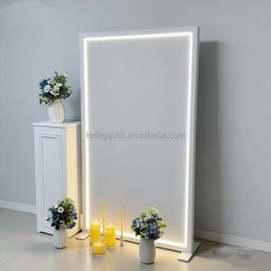 ป้ายต้อนรับ LEDA สีขาวแบบกำหนดเอง พร้อมขาตั้งโค้งไฟ LED สำหรับตกแต่งฉากหลังงานแต่งงาน แผงอะคริลิคพร้อมไฟ - Product Image 1