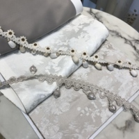 100% polyester, motifs jacquard haute densité, texture visible, utilisation polyvalente