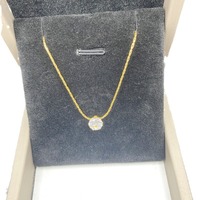 Collier en acier titane avec diamants incrustés et or 18 carats, un accessoire de luxe léger de niche avec un pendentif au style luxueux et raffiné.
