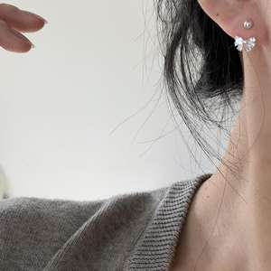 Modernos Pendientes de Mariposa con Circonitas y Perlas de Imitación, Chapados en Plata, de Aleación de Zinc, para Fiestas - Product Image 4