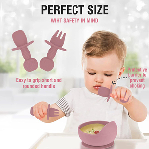 Ensemble de Vaisselle pour Bébés et Tout-Petits en Silicone Sans BPA avec Assiette à Ventouse, Bol, Bavoir, Fourchette, Cuillère et Tasse - Product Image 3