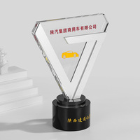 Trophée personnalisé en métal en forme de V avec lettrage et logo, incrusté de cristaux, pour récompense personnelle et commémoration