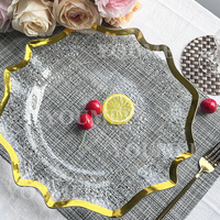 Assiettes de table transparentes de 13 pouces pour banquet de fête en plastique avec bordure dorée et dentelle, assiettes de table pour mariage, bon marché