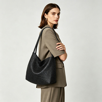 Sac fourre-tout tissé pour femme, 2 couleurs, texture tissée, avec breloque étoile personnalisée, sac à bandoulière souple pour le voyage – Vente en gros usine
