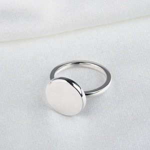 Anillos de banda de acero inoxidable 304 para mujer, anillos de banda redondos grabables con dijes de disco para mujer - Product Image 4