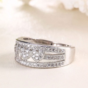 Anillo de banda hueca de dos tonos oro y plata con corazón, ancho, con cristales de laboratorio totalmente pavimentados, chapado en oro de 18K, moderno, regalo para fiesta de mujer - Product Image 4