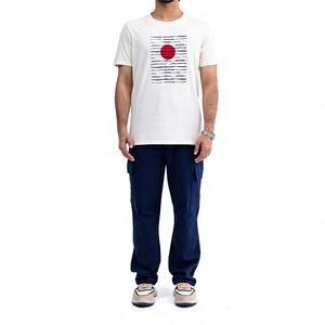 T-shirt blanc à manches courtes pour homme avec motif cercle rouge et rayures bleues, col rond, coupe décontractée, en jersey de coton imprimé - Product Image 3