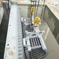 Machine de nettoyage de déchets flottants de type grappin hydraulique mobile sur rail pour réservoir de centrale hydroélectrique