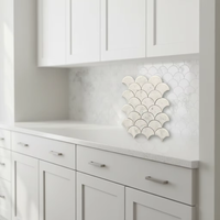 Mosaïque en marbre blanc de Carrare, motif écailles de poisson, design parquet moderne pour sol, cuisine, salle de bain ---- Naturel
