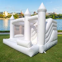 Château gonflable blanc moderne avec guirlande de ballons pour fête d'enfants et décoration de mariage