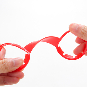 حامل مزدوج PE لحمل الزجاجات من البلاستيك مقبض ترويجي حامل زجاجات بلاستيكي بمشبك 37 مم - Product Image 6