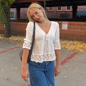 Haut peplum bohème blanc avec insert en dentelle, chemisier à col en V et manches bouffantes à nouer devant, chemise décontractée d'été pour la plage pour femme - Product Image 5