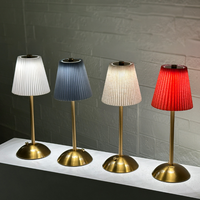 Lampe de table LED sans fil rechargeable de luxe classique avec base dorée et abat-jour plissé pour mariages et locations événementielles