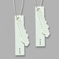 Étiquettes suspendues personnalisées en papier couché blanc, étiquettes de luxe avec logo en relief pour vêtements, chaussures, sacs, marquage de marque, étiquettes de vêtements personnalisées