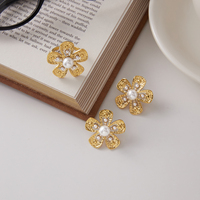 Boucles d'oreilles pendantes minimalistes JD en forme de fleur, finition martelée dorée, perle de verre d'eau douce, cœur en acier inoxydable, empilables