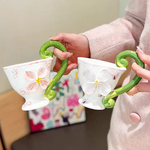 Tasse en céramique peinte à la main avec motif floral, poignée en forme <span class=keywords><strong>de</strong></span> vigne verte à fleurs <span class=keywords><strong>de</strong></span> cerisier en relief, style esthétique frais, vaisselle. - Product Image 6
