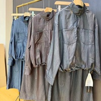 Ensemble deux pièces décontracté pour femme, idéal pour le bureau, motif uni, chemisier et pantalon large, design minimaliste, tissu tissé simple à l'avant