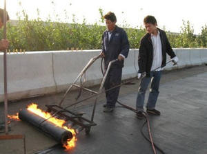 <span class=keywords><strong>Membrane</strong></span> d'Étanchéité de Toiture en Bitume Modifié SBS APP, Résistante aux UV, Film PE, Soudable au Chalumeau - Product Image 1