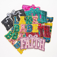 En gros, Patchs brodés de lettres à paillettes thermocollants, Appliques avec slogans 'Faith River Babe', 'Pool Babe', 'Lake Babe', 'Beach Babe', 'Bow' pour chapeaux