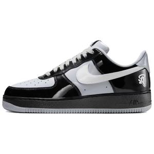 Zapatillas Nike <span class=keywords><strong>Air</strong></span> <span class=keywords><strong>Force</strong></span> <span class=keywords><strong>1</strong></span> Low Top para Skateboard, para <span class=keywords><strong>Hombre</strong></span>, en Negro, Blanco y Gris, con Suela de Goma Acolchada y Parte Superior de Cuero Patentado - Product Image 1
