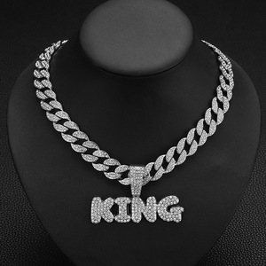 Collar <span class=keywords><strong>de</strong></span> Cadena Cubana con Colgante Grueso <span class=keywords><strong>de</strong></span> Letra KING con Diamantes Completos <span class=keywords><strong>de</strong></span> Aleación <span class=keywords><strong>de</strong></span> Zinc, Estilo Europeo Americano, Joyería Unisex, Superventas - Product Image 6