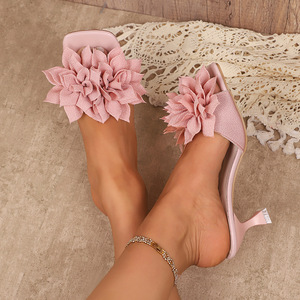 Sandalias de tacón bajo con plataforma y punta cuadrada para mujer, con flor 3D de tela grande, estilo mule, sin cordones, para fiesta - Product Image 3