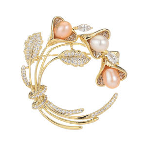 Broche haut de gamme unisexe en forme de fleur de l'aube avec perle d'eau douce, accessoire élégant, polyvalent et créatif de qualité supérieure - Product Image 4