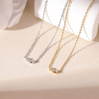 Collier pendentif barre incurvée trois pierres CZ Smile en acier inoxydable 316L PVD Or Argent, bijoux femme anti-ternissement, OEM