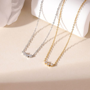 Collier <span class=keywords><strong>pendentif</strong></span> barre incurvée trois pierres CZ Smile en acier inoxydable 316L PVD Or <span class=keywords><strong>Argent</strong></span>, bijoux femme anti-ternissement, OEM - Product Image 1