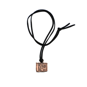 Collier personnalisé en métal texturé avec pendentif en émail doux et chaîne en métal perlée - Product Image 1