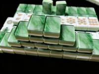 Jeu de Mahjong américain 4 couches en marbre vert forêt, 160 tuiles en acrylique gravées à l'intérieur avec motifs floral, paon et ours