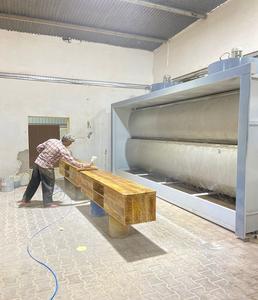 Cabine de peinture industrielle à eau avec système de filtration avancé à rideau d'eau, conçue pour un contrôle efficace des projections indésirables et un fonctionnement à air propre - Product Image 1