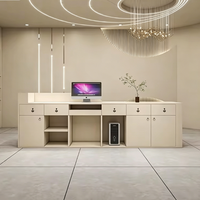 Bureau de réception moderne personnalisé de style crème avec design angulaire et éclairage LED pour spa, salon de beauté, boutique