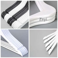 Cintres à vêtements en bois blanc écologiques, robustes, durables, antidérapants, à un seul niveau, avec logo personnalisé, pour salon